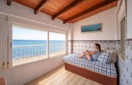 Apartamento en primera línea de playa con vistas al mar - Foto 4