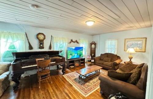 Berkshire Retreat Grand Home with Hot Tub and Large Yard, 5 mins from Jiminy Peak - Foto 6