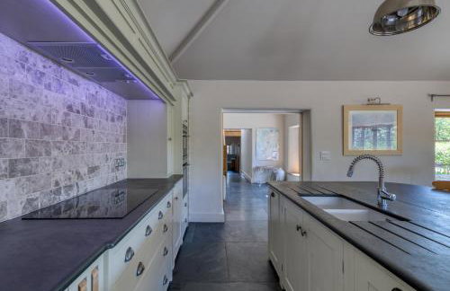 Putsborough Manor 3 Self Catering Cottages with Beach a short walk, dog friendly all year, On site Tennis, Play Area, Paddock, Spa baths, BBQ, Private Gardens, Superfast WIFI - Photo 46