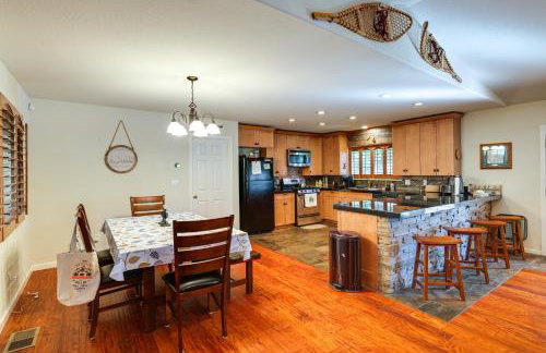 Cozy Mi-Wuk Village Cabin with Deck! - Foto 2