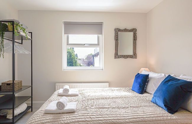 Stunning Townhouse with Large Garden - Photo 17