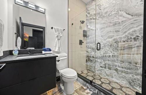 Unique Black Home in the Heart of Shelby Park - Foto 46