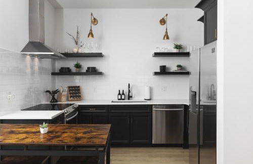 Condo with Free Parking, 3 mi Downtown & Stadium, by Coffee - Foto 8