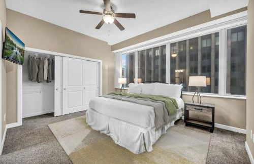 Luxury 13th Floor Condo: Downtown/ Parking 3 /Gym - Photo $