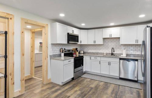 Pondview 4BR Cabin-Walk to Caverns, Hot Tub, Wi-Fi - Foto 4