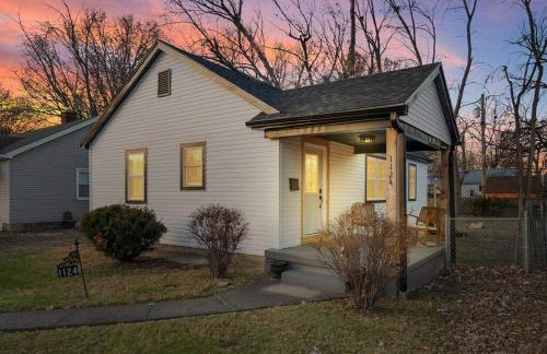 Urban Oasis Cozy Home Near Downtown with Game Room and Firepit - Foto 8