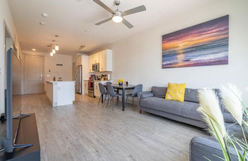 Top Floor City Views! King Bed Pool Gym Free Parking - Foto 25