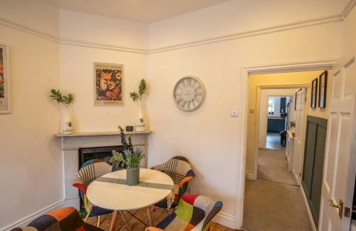 The Narrow House - Victorian house bursting with character & parking - Foto 26