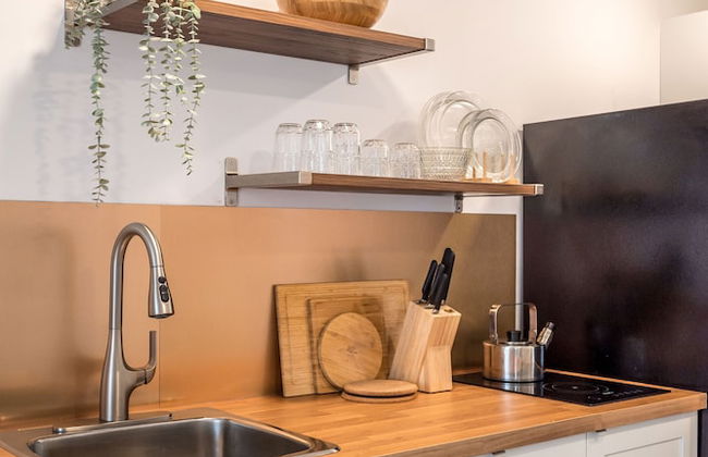 Cozy Fully-Equipped 2 Bedroom Suite - Photo 11