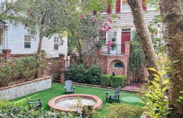 2 Blocks to riverfront | 48" Firepit | Turf Yard - Foto 7