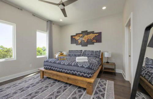 Luxury four-story Home with Rooftop views, 10min to Downtown! Sleeps 12! - Photo 12