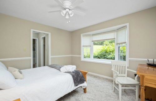 Family and Pet Friendly Retreat with Sauna, Firepit, Pond Views Near Route 151 Wineries - Foto 9