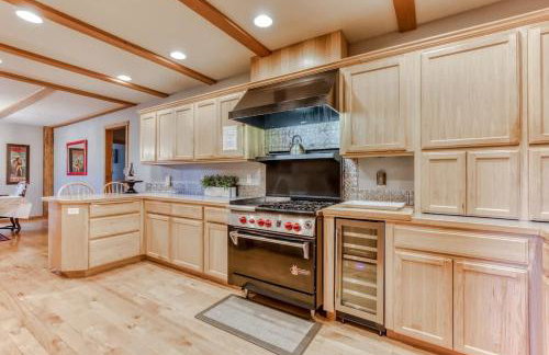 Lazy Bear Lodge · Spacious 6BR Lodge with Chef's Kitchen, Hot Tub, Golf Views and more - Foto 15