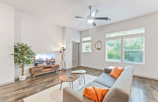 Homey 2BR Suite Close to Downtown w Fast Wifi - Foto 13