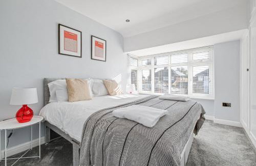 Stylishly decorated 3 bed house presented by Our Home Short Stays comfortable beds with crisp linen and plenty of outdoor space to enjoy - Foto 12