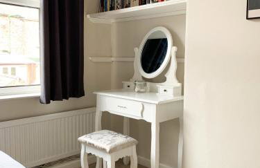 The Racecourse - Quaint Victorian Home With Free Parking - Foto 31