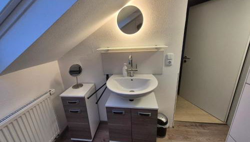 GästeZimmer im Altbau Dachgeschoss mit kleinem Bad WLAN, TV und Parkplatz - Foto 3