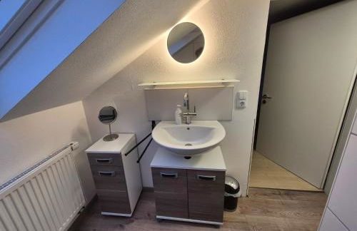 GästeZimmer im Altbau Dachgeschoss mit kleinem Bad WLAN, TV und Parkplatz - Foto 3