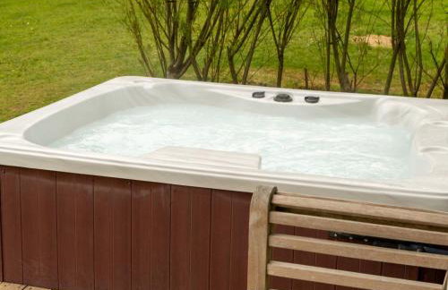 Chalet Lodge 4 - Hot Tub Lodge by Interhome - Foto 11