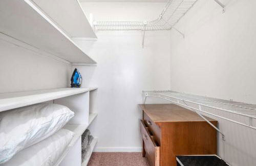 Cozy Downtown Escape Hot tub and Modern Touches - Foto 28