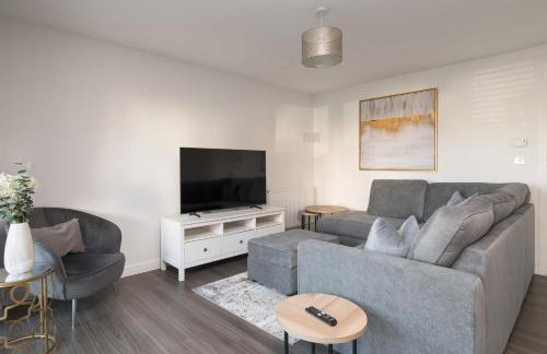 Comfortable 2-Bed Home with Parking & Fast Wi-Fi! - Photo 17