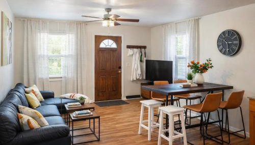 Vacation House, 2 Miles to Beach, Smart TVs, Grill - Foto 2