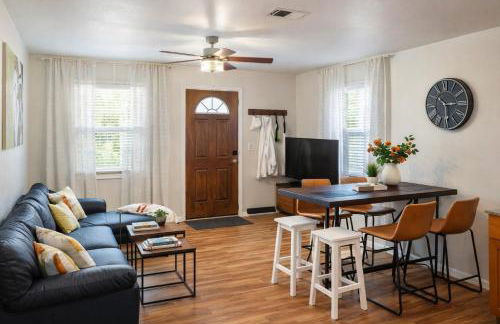 Vacation House, 2 Miles to Beach, Smart TVs, Grill - Foto 2