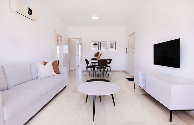 Phaedrus Living: Modern City View Flat Nafi - Photo 7