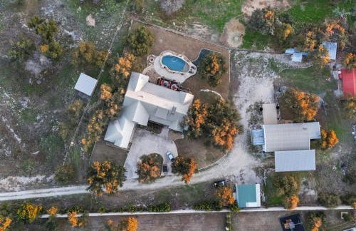 Barndominium with Farm and Firepit near Lake Georgetown - Foto 27