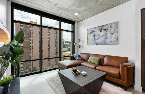 Exceptional 1BD BA-PoolHotTubGymParking- Downtown! - Foto 15