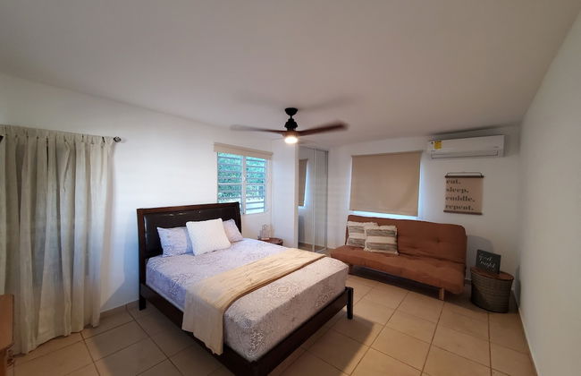 Comfy apartment 8 minute walk from beach - Photo 2