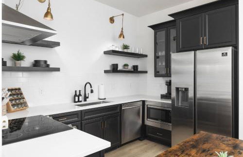 Condo with Free Parking, 3 mi Downtown & Stadium, by Coffee - Foto 36