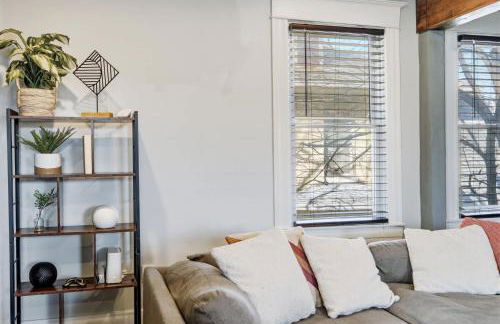 Elegant Historic Apartment with Craftsman Details - Foto 7