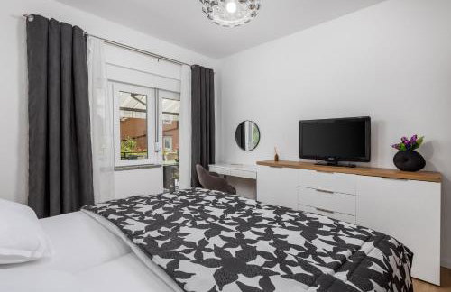 Apartment Flowers - Photo 10