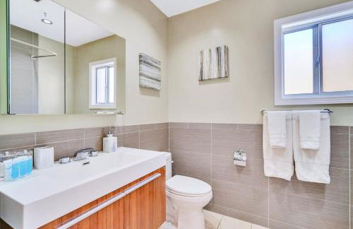 Modern Pool house with hot tub and relaxing backyard - Foto 14