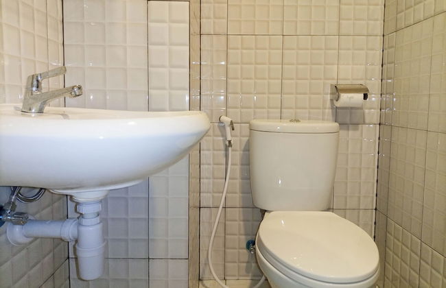 Simply Look And Cozy Studio At De Prima Apartment - Photo 9