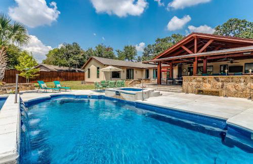 DFW Large Vacation Retreat with Private Pool and Hot Tub - Foto 6