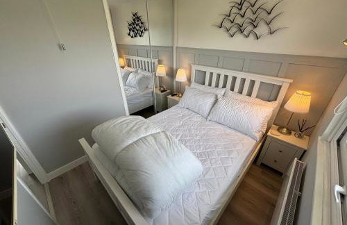 169 - Two bed Chalet on Sunbeach Holiday Park - Sleeps 5, pet friendly, FREE pool and entertainment passes included - plus WiFi, bed linen and towels included 300m from the beach! - Foto 18