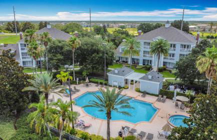 3-BR Condo with Dreamy Balcony Views, Walk to Pool - Foto 55