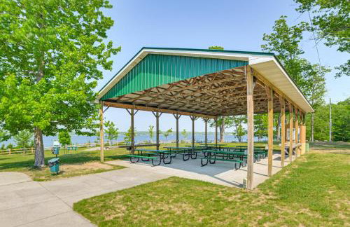 12 Mi to Skiing Manistee Lake Cottage with Fire Pit - Foto 27