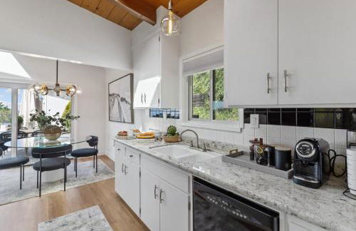 Serene Oceanview Escape with Expansive Deck home - Foto 18