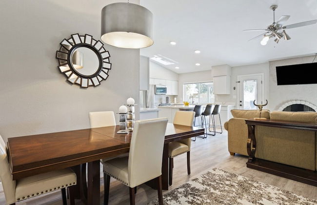 Modern and Stylish Remodeled 4 Bdrm w/ HTD Pool! - Foto 15