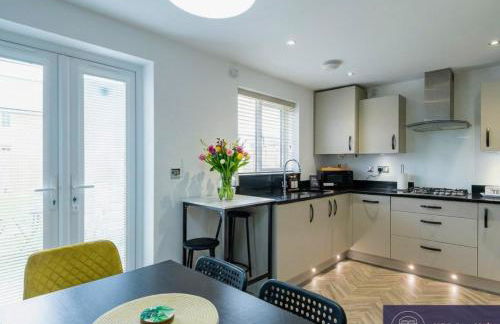 Stylish Innsworth home with garden & parking - Photo 6