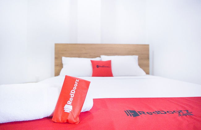 RedDoorz @ RS Adam Malik Medan - Photo 8