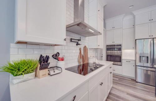 5BR Farmhouse Lake Retreat Pool Hot Tub Theater - Foto 62