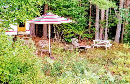 Modern Waterfront Yurt for a Romantic Getaway with a Hot Tub in the Monadnock Region, New Hampshire - Foto 11