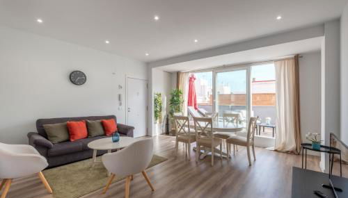 Spacious Penthouse with Private Terrace - Photo 2