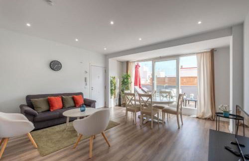 Spacious Penthouse with Private Terrace - Photo 2