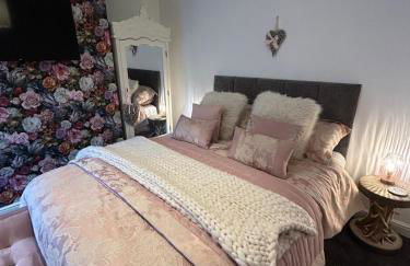 Cannons Loft Central Buxton, Duplex loft 3 bedroom Set over 3 floors stairs no lift sleeps 5 - Photo 1