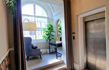 Stunning Hyde Park Home with Private Balcony & Lift Elevator Access - Foto 27